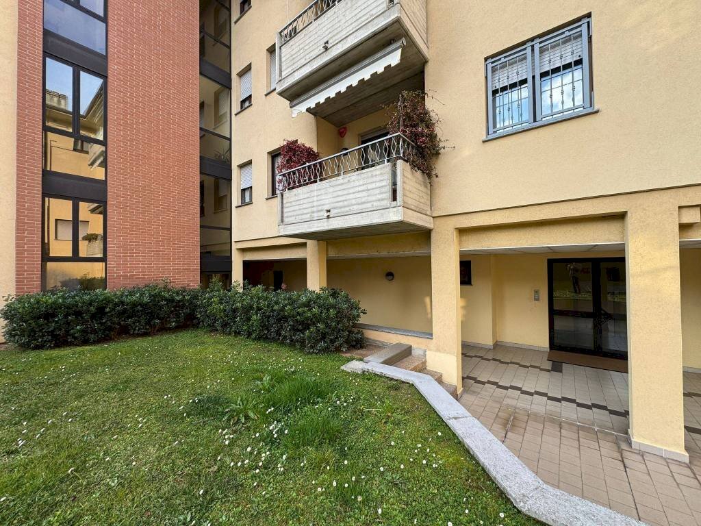 Facciata - Office via Ludovico Ariosto, 10, Monza - photo 1