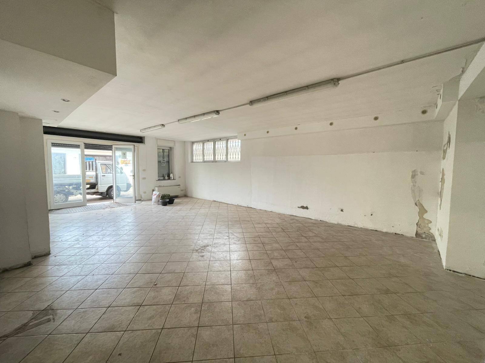 Foto 1 - Warehouse Viale Borri
 
162, Varese - photo 1