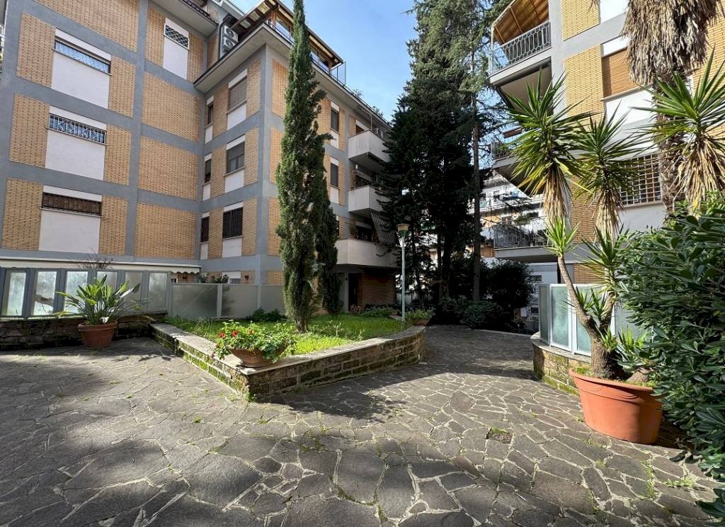 Cortile interno - Quadrilocale via Francesco Ripandelli, Roma - foto 1