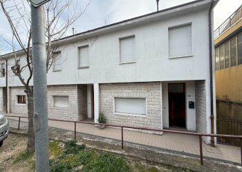 Facciata - Villa a Schiera via Roma, Saludecio - foto 1