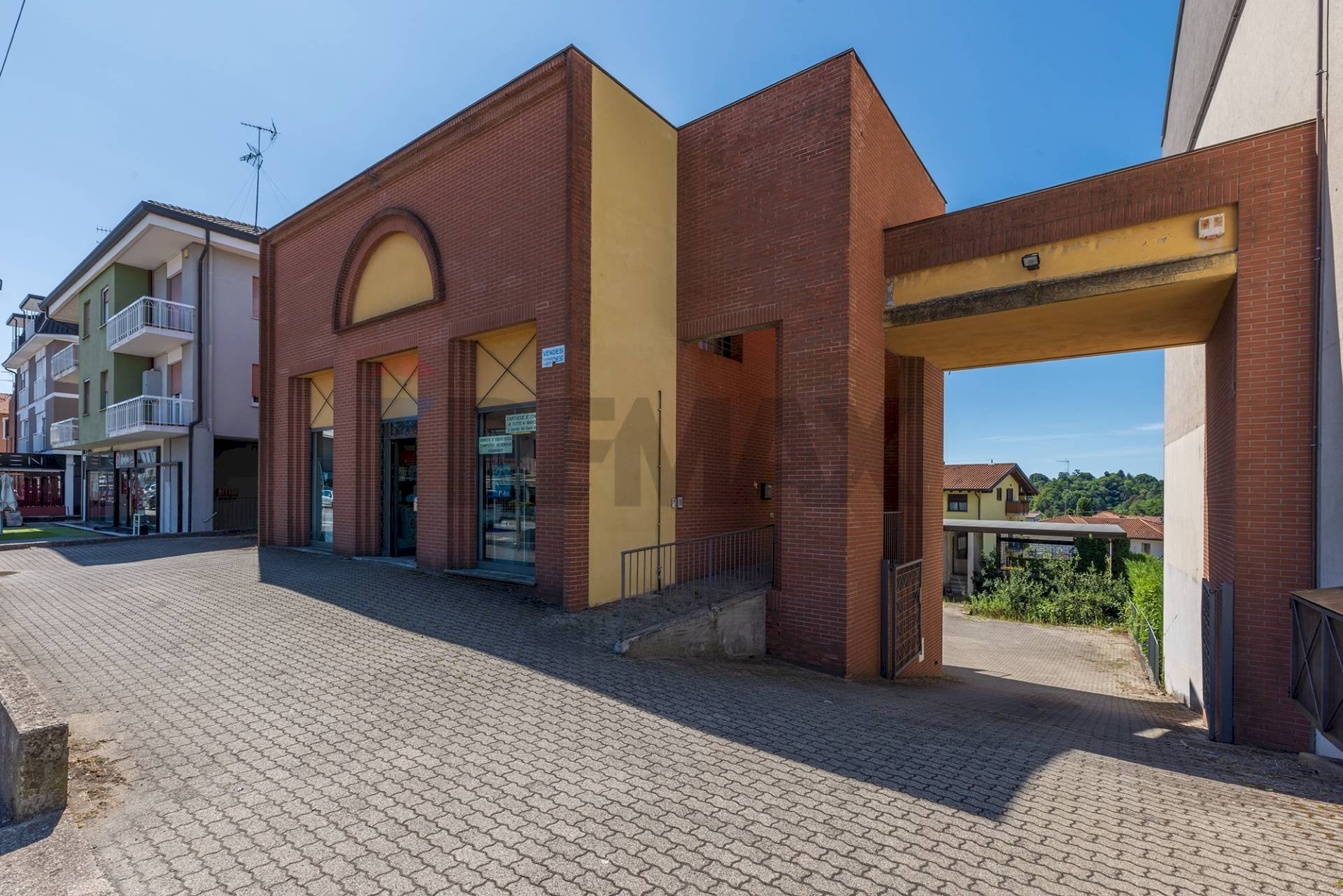 Edificio all\'aperto - Locale Commerciale via Manzoni
 
42, Sesto Calende - foto 1