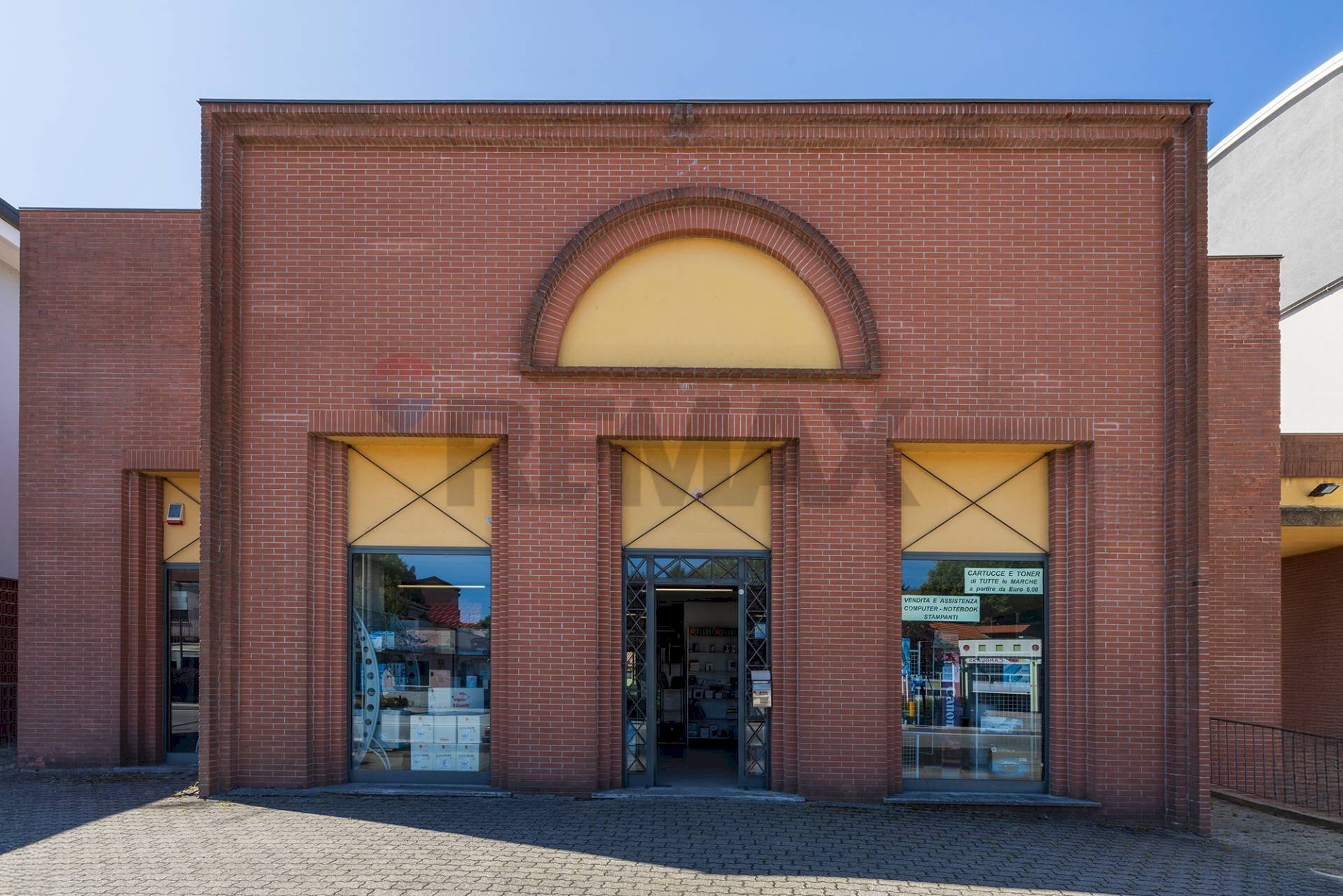 Edificio all\'aperto - Locale Commerciale via Manzoni
 
42, Sesto Calende - foto 2