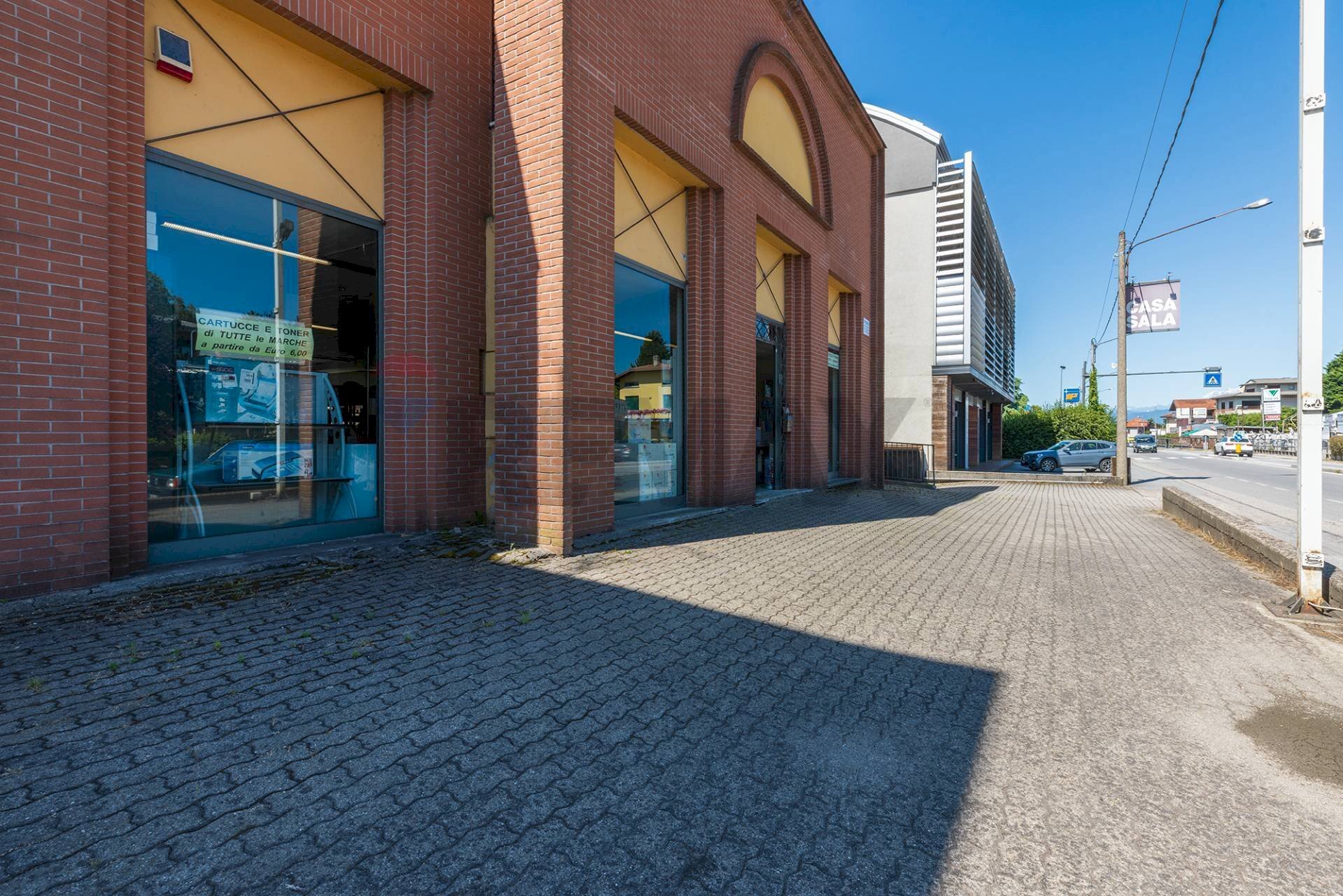 Edificio all\'aperto - Locale Commerciale via Manzoni
 
42, Sesto Calende - foto 3