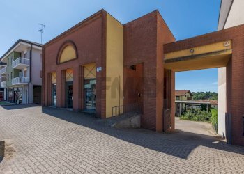 Edificio all\'aperto - Locale Commerciale via Manzoni
 
42, Sesto Calende - foto 1