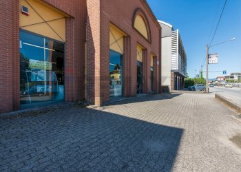 Edificio all\'aperto - Locale Commerciale via Manzoni
 
42, Sesto Calende - foto 3