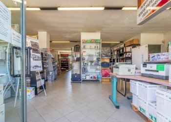 Dispensa di stoccaggio - Locale Commerciale via Manzoni
 
42, Sesto Calende - foto 4