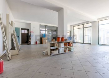 Stanza vuota - Locale Commerciale via Manzoni
 
42, Sesto Calende - foto 15