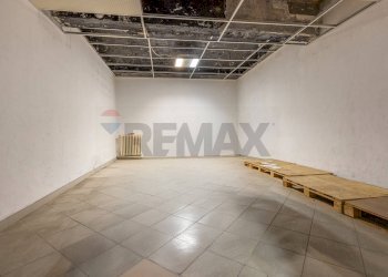 Stanza vuota - Locale Commerciale via Manzoni
 
42, Sesto Calende - foto 17