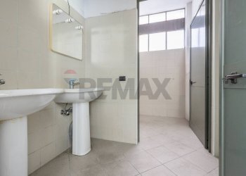 Bagno - Locale Commerciale via Manzoni
 
42, Sesto Calende - foto 18