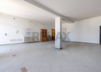 Stanza vuota - Locale Commerciale via Manzoni
 
42, Sesto Calende - foto 19