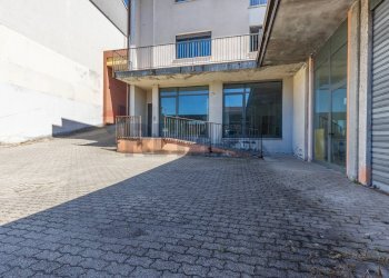 Edificio all\'aperto - Locale Commerciale via Manzoni
 
42, Sesto Calende - foto 20