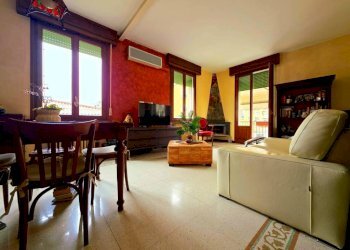 Salone - Three-room apartment strada Nino Bixio, Parma (neighborhood Oltretorrente) - photo 16