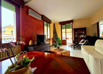 Salone - Three-room apartment strada Nino Bixio, Parma (neighborhood Oltretorrente) - photo 5