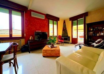 Salone - Three-room apartment strada Nino Bixio, Parma (neighborhood Oltretorrente) - photo 10