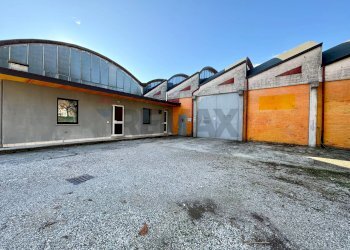 Terrazza - Capannone Via Della Croce
 
45, Campoformido - foto 1