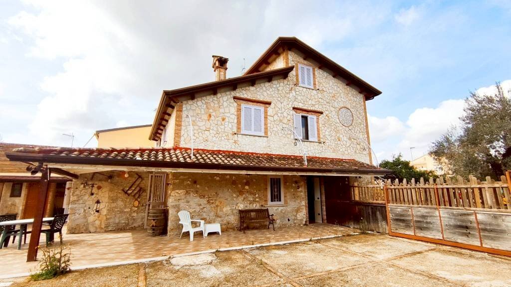 Facciata - Villa via Campanili Traversa 2, Santi Cosma e Damiano - foto 2