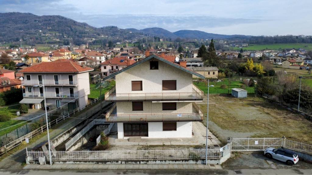 Facciata - Stable - Palace via 1 Maggio, 161, Luserna San Giovanni - photo 2