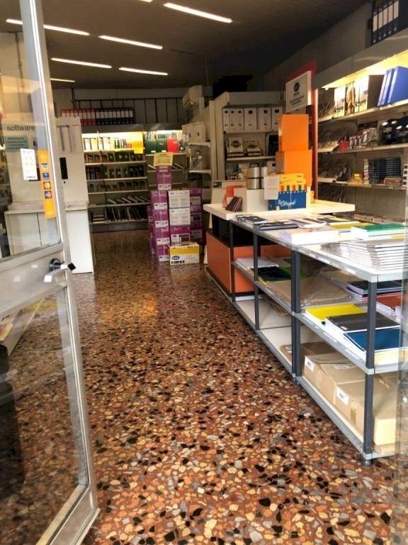 Interno non residenziale - Negozio via Stefano Dondero, 8, Genova (zona Sampierdarena) - foto 2