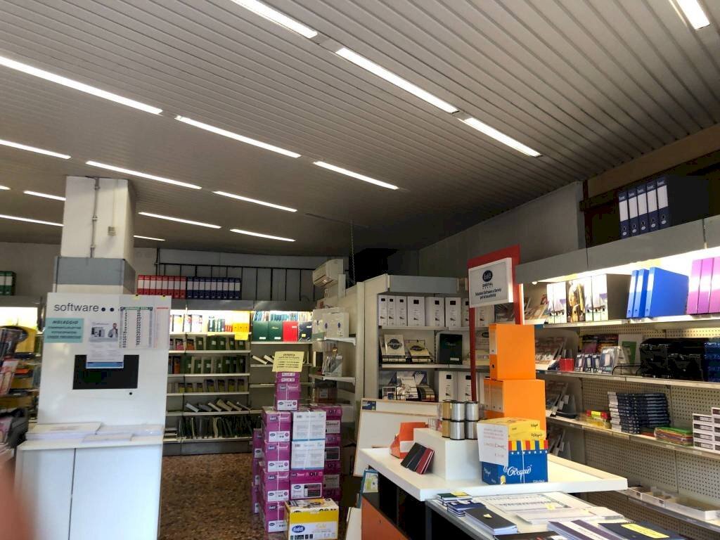 Interno non residenziale - Negozio via Stefano Dondero, 8, Genova (zona Sampierdarena) - foto 3