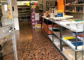 Interno non residenziale - Negozio via Stefano Dondero, 8, Genova (zona Sampierdarena) - foto 2