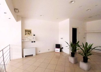 Interno non residenziale - Negozio largo Alberto Pedrini, 3, Sondrio - foto 4