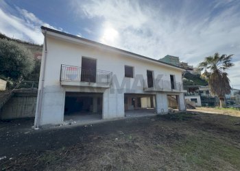 Casa all\'aperto - Stabile - Palazzo S.S. 113 KM 199
 
snc, Campofelice di Roccella - foto 3