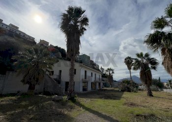 Casa all\'aperto - Stabile - Palazzo S.S. 113 KM 199
 
snc, Campofelice di Roccella - foto 4