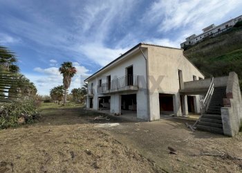 Casa all\'aperto - Stabile - Palazzo S.S. 113 KM 199
 
snc, Campofelice di Roccella - foto 5