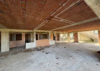 interno - Stabile - Palazzo S.S. 113 KM 199
 
snc, Campofelice di Roccella - foto 10