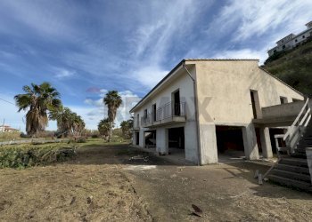 Casa all\'aperto - Stabile - Palazzo S.S. 113 KM 199
 
snc, Campofelice di Roccella - foto 22