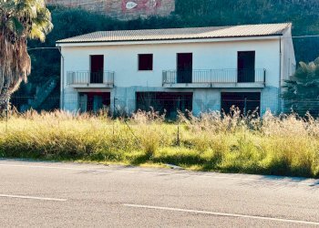 Casa all\'aperto - Stabile - Palazzo S.S. 113 KM 199
 
snc, Campofelice di Roccella - foto 27