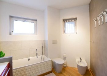 Bagno - Four-room apartment via Galbiate, 2, Garlate - photo 22