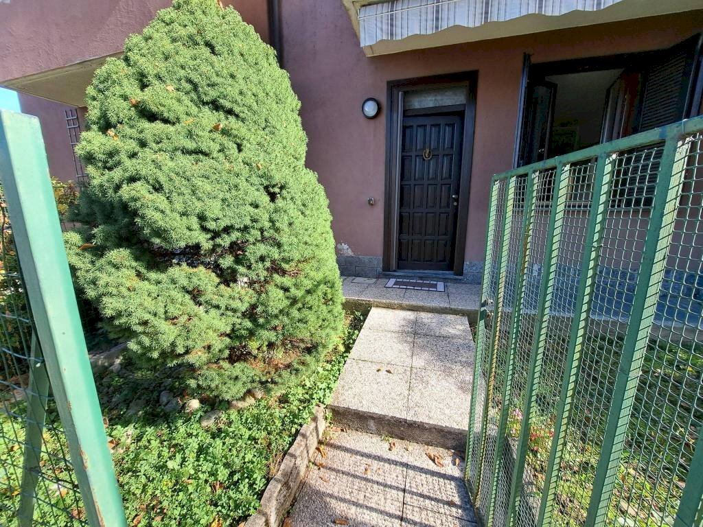 Giardino - Quadrilocale via Asiago, 133, Caronno Pertusella - foto 1