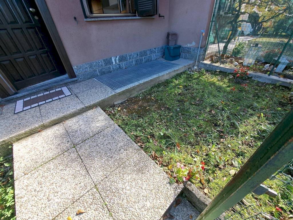 Giardino - Quadrilocale via Asiago, 133, Caronno Pertusella - foto 2