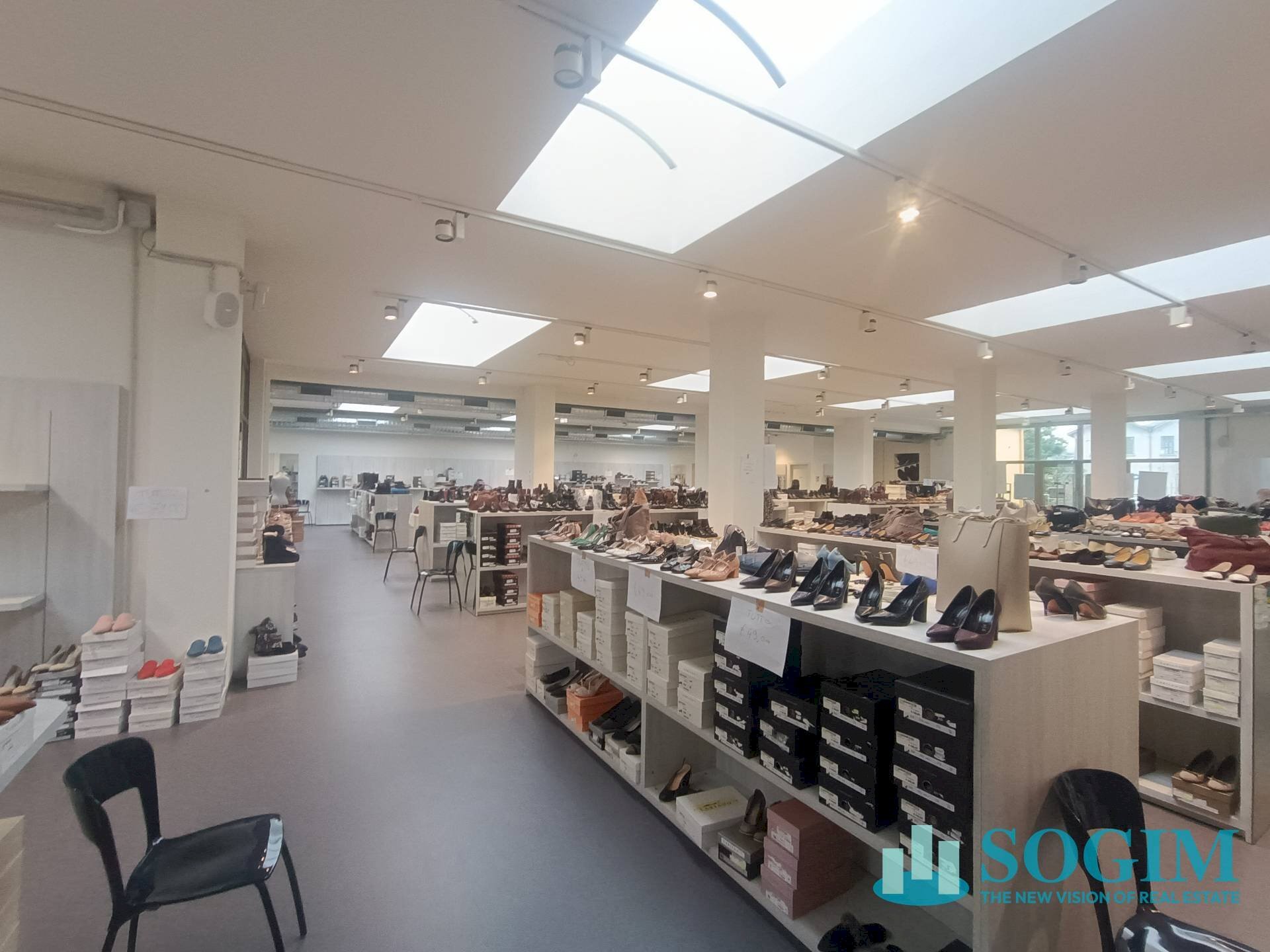 Interno_5 - Commercial Premises Via Vittorio Veneto
 
98, Cirimido - photo 1