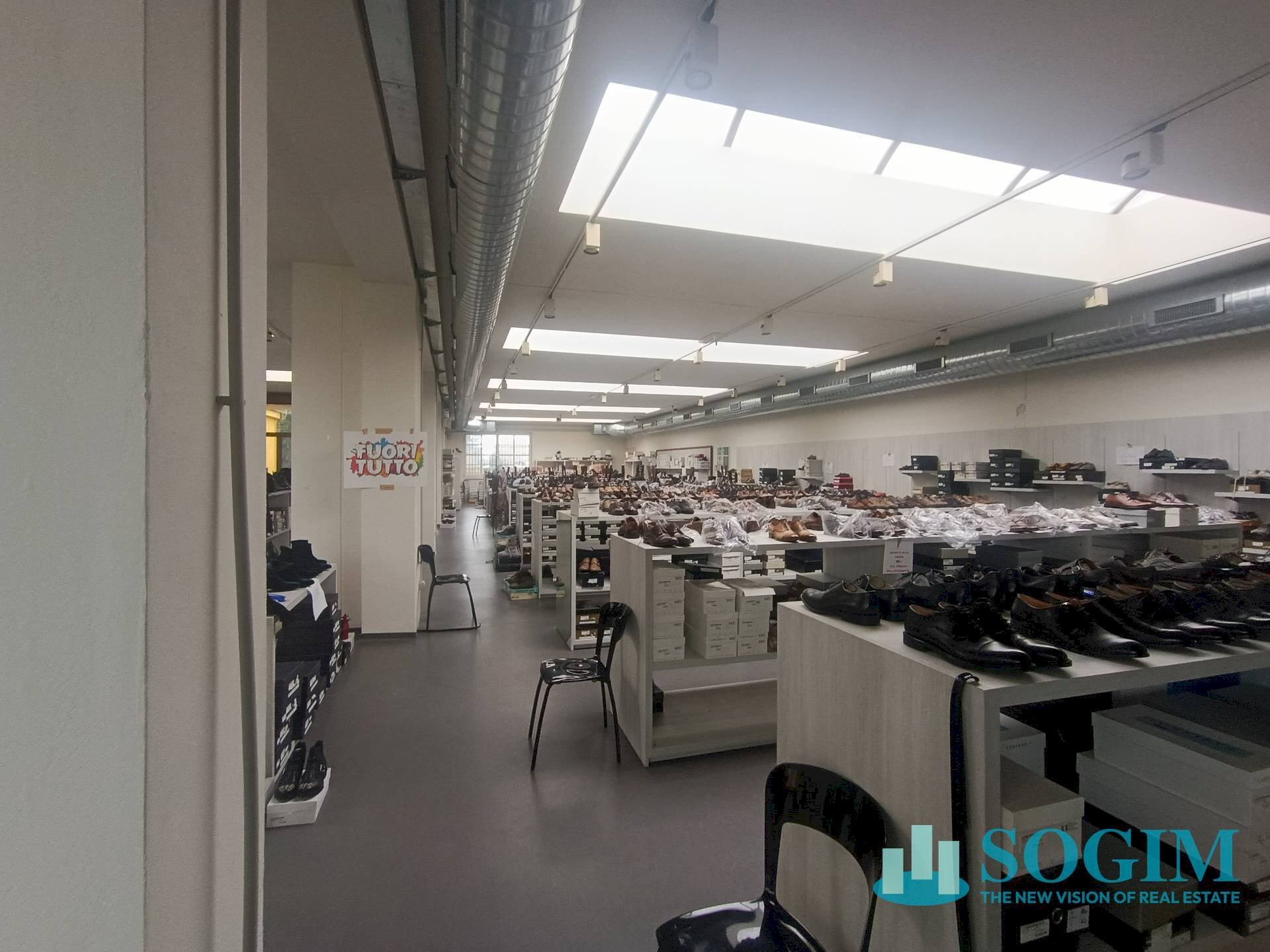 Interno - Commercial Premises Via Vittorio Veneto
98, Cirimido - photo 2