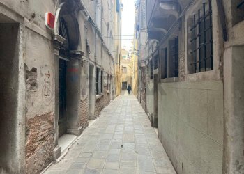 Edificio all\'aperto - Locale Commerciale Campo San Polo - San Stin, Venezia - foto 2