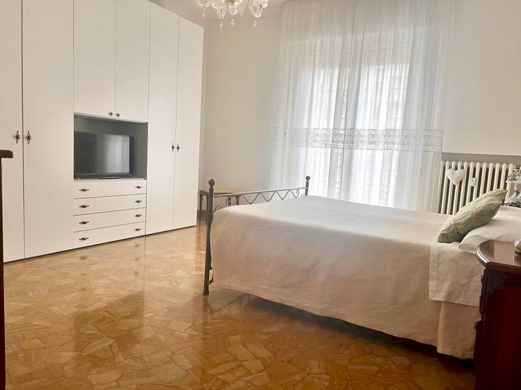 Camera da letto - Appartamento via Ugo Lenzi, Bologna (zona Centro Storico) - foto 3
