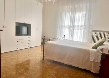 Camera da letto - Appartamento via Ugo Lenzi, Bologna (zona Centro Storico) - foto 4