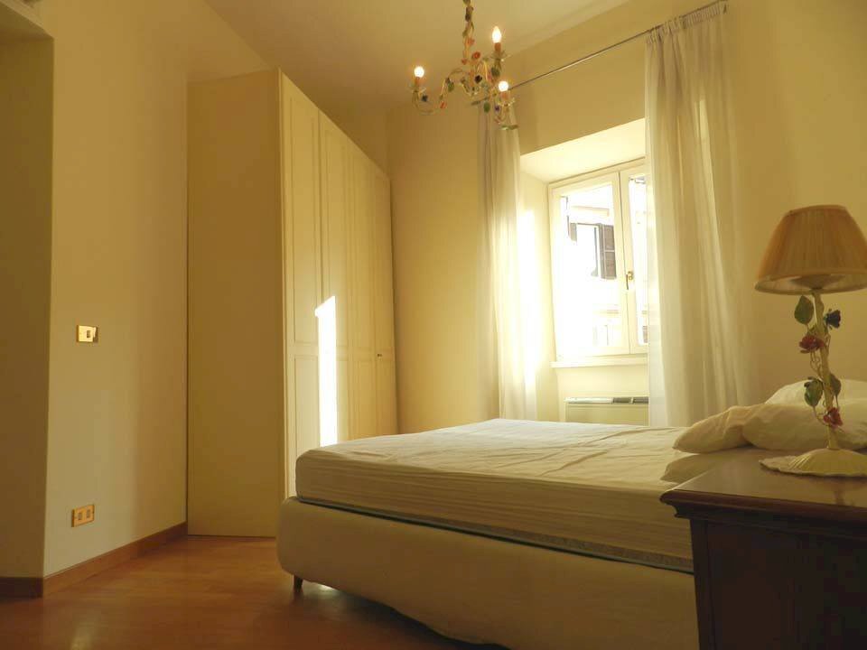 Camera da letto - Three-room apartment via di San Francesco a Ripa, Roma (neighborhood Trastevere) - photo 1