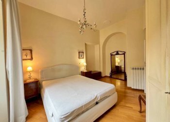 Camera da letto - Three-room apartment via di San Francesco a Ripa, Roma (neighborhood Trastevere) - photo 6