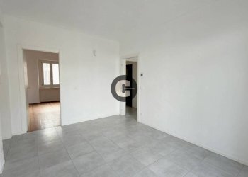 Soggiorno - Four-room apartment via Cossila, 12, Torino (neighborhood Vanchiglietta) - photo 4