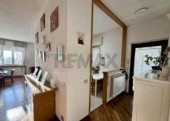 Hall / corridoio - Semi-detached house Vergiate - photo 3