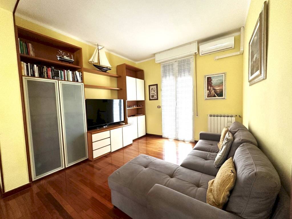 Soggiorno - Three-room apartment viale Teano, Genova (neighborhood Quarto) - photo 1