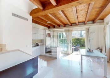 Zona giorno arredata - Villa via degli Atleti Azzurri
 
19, Manerba del Garda - foto 5