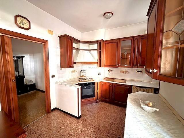 Cucina - Trilocale via delle Ginestre, 17, Genova (zona Marassi) - foto 2
