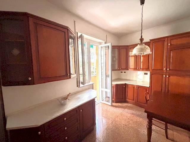 Cucina - Trilocale via delle Ginestre, 17, Genova (zona Marassi) - foto 3