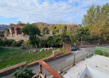 Edificio all\'aperto - Locale Commerciale Pozzuoli - foto 2