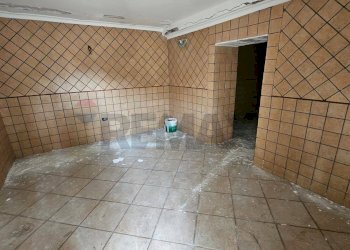 Stanza vuota - Locale Commerciale Pozzuoli - foto 11