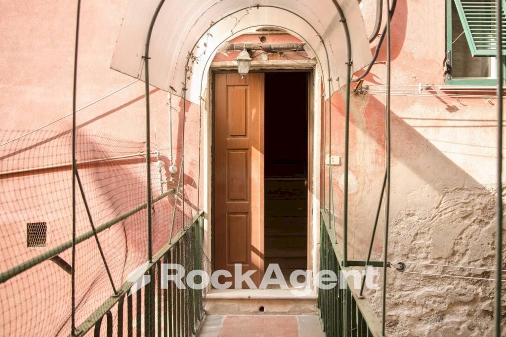 Interno palazzo - Trilocale via Leonardo Montaldo, 21, Genova (zona Marassi) - foto 1